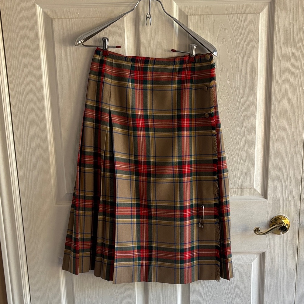 Vintage Aljean of Canada tartan skirt. 100% wool. 28” waist. Made in Canada.